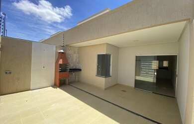 Imagem: A casa possui 3 Dormitórios, 2 Banheiros, 1 Vaga na garagem