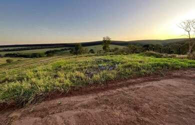 Imagem: O terreno possui 720m² de Área e está localizado em Riviera