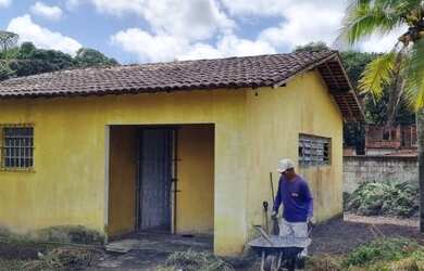 Imagem: A casa possui 1 Dormitório, 1 Banheiro, 1 Vaga na garagem