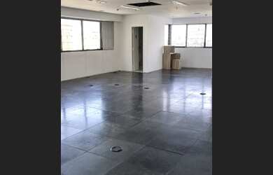 Imagem: O depósito possui 3 Vagas na garagem, 132m² de Área e está