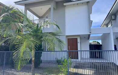 Imagem: A casa possui 3 Dormitórios, 3 Banheiros, 1 Vaga na garagem