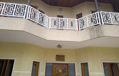 Imagem: A casa possui 3 Dormitórios, 4 Banheiros, 3 Vagas na garagem