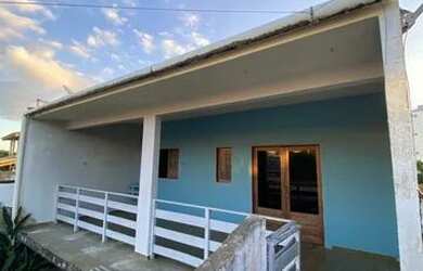 Imagem: A casa possui 3 Dormitórios e 2 Banheiros e está localizado