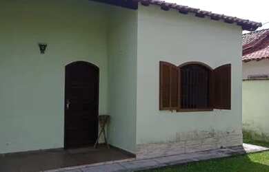 Imagem: A casa possui 3 Dormitórios, 2 Banheiros, 5 Vagas na garagem