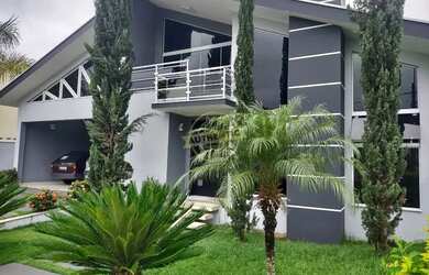 Imagem: A casa em condomínio possui 4 Dormitórios, 5 Banheiros, 4