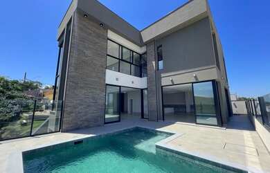 Imagem: A casa em condomínio possui 4 Dormitórios, 5 Banheiros, 5