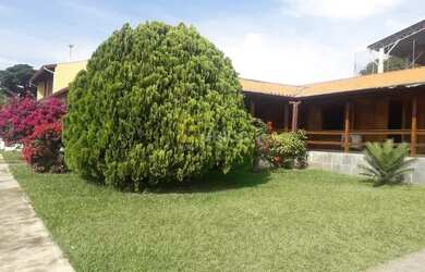 Imagem: A casa possui 3 Dormitórios, 5 Banheiros, 4 Vagas na garagem