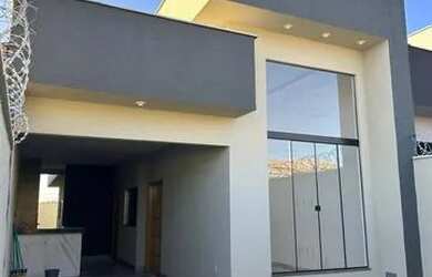 Imagem: A casa possui 3 Dormitórios, 2 Banheiros, 2 Vagas na garagem