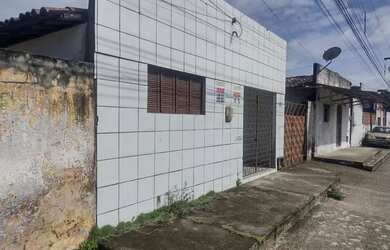 Imagem: A casa possui 3 Dormitórios, 1 Banheiro, 5 Vagas na garagem