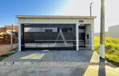 Imagem: A casa possui 3 Dormitórios, 2 Banheiros, 2 Vagas na garagem