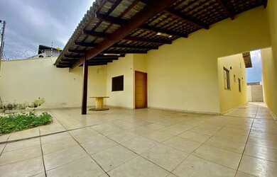 Imagem: A casa possui 3 Dormitórios, 2 Banheiros, 2 Vagas na garagem