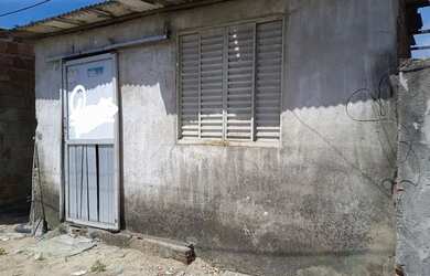 Imagem: A casa possui 2 Dormitórios, 1 Banheiro, 2 Vagas na garagem