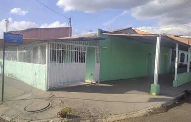 Imagem: A casa possui 4 Dormitórios, 3 Banheiros, 4 Vagas na garagem