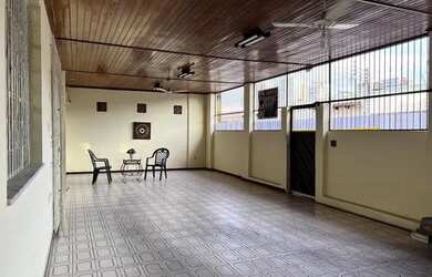 Imagem: A casa possui 4 Dormitórios, 3 Banheiros, 3 Vagas na garagem