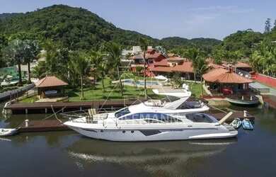 Imagem: A casa em condomínio possui 4 Dormitórios, 5 Banheiros e 650m²