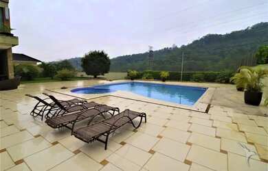 Imagem: A casa possui 5 Dormitórios, 5 Banheiros, 4 Vagas na garagem