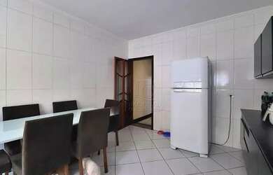 Imagem: A casa possui 4 Dormitórios, 4 Banheiros, 4 Vagas na garagem