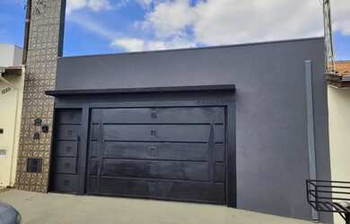 Imagem: A casa possui 3 Dormitórios, 2 Banheiros, 2 Vagas na garagem