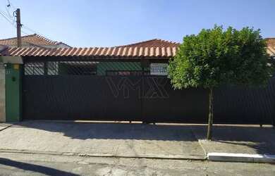 Imagem: A casa possui 4 Dormitórios, 2 Banheiros, 3 Vagas na garagem