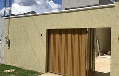 Imagem: A casa possui 3 Dormitórios, 1 Banheiro, 2 Vagas na garagem