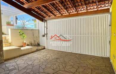 Imagem: A casa possui 2 Dormitórios, 1 Banheiro, 2 Vagas na garagem