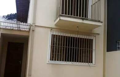 Imagem: A casa possui 2 Dormitórios, 2 Banheiros, 2 Vagas na garagem