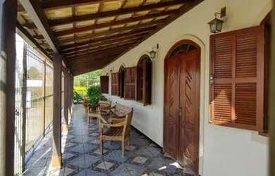 Imagem: A casa possui 4 Dormitórios, 3 Banheiros, 2 Vagas na garagem