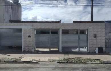 Imagem: A casa possui 3 Dormitórios, 1 Banheiro, 2 Vagas na garagem