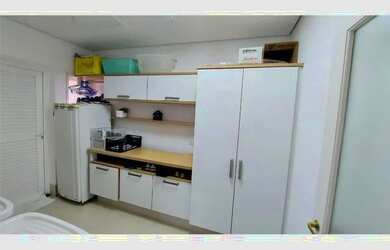 Imagem: A casa possui 4 Dormitórios, 5 Banheiros, 4 Vagas na garagem