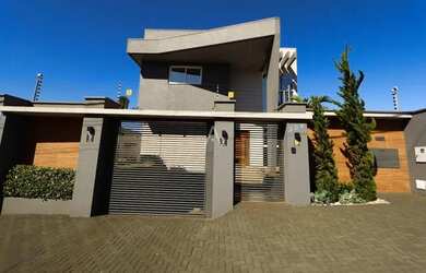 Imagem: A casa possui 4 Dormitórios, 5 Banheiros, 5 Vagas na garagem