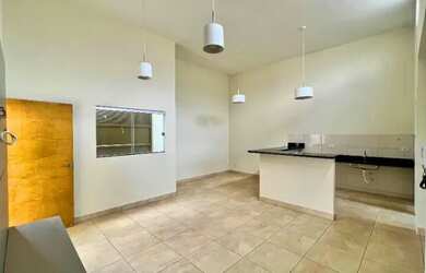 Imagem: A casa possui 2 Dormitórios, 1 Banheiro, 1 Vaga na garagem