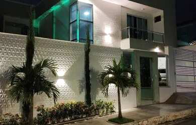 Imagem: A casa possui 3 Dormitórios, 2 Banheiros, 2 Vagas na garagem