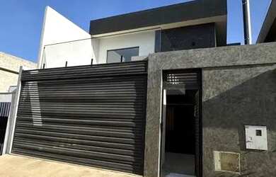 Imagem: A casa possui 3 Dormitórios, 4 Banheiros, 2 Vagas na garagem