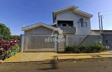 Imagem: A casa possui 3 Dormitórios, 2 Banheiros, 2 Vagas na garagem