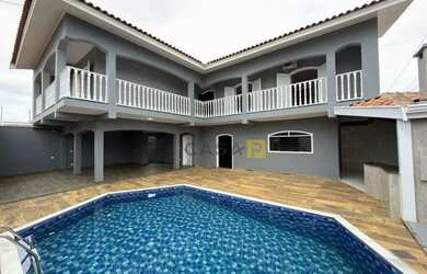 Imagem: A casa possui 3 Dormitórios, 2 Banheiros, 5 Vagas na garagem