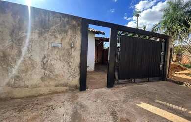 Imagem: A casa possui 2 Dormitórios, 1 Banheiro, 2 Vagas na garagem