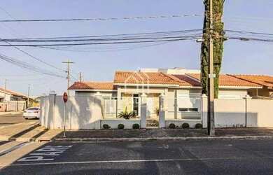 Imagem: A casa possui 3 Dormitórios, 2 Banheiros, 2 Vagas na garagem