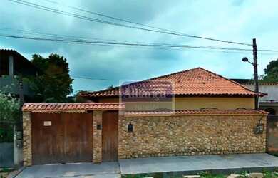 Imagem: A casa possui 3 Dormitórios, 4 Banheiros, 5 Vagas na garagem