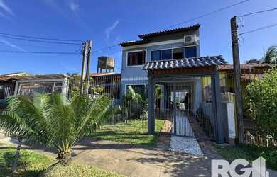 Imagem: A casa possui 3 Dormitórios, 1 Banheiro, 2 Vagas na garagem