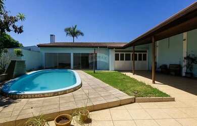 Imagem: A casa possui 3 Dormitórios, 3 Banheiros e 160m² de Área