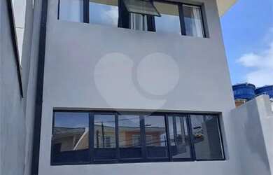 Imagem: A casa possui 5 Dormitórios, 4 Banheiros, 4 Vagas na garagem