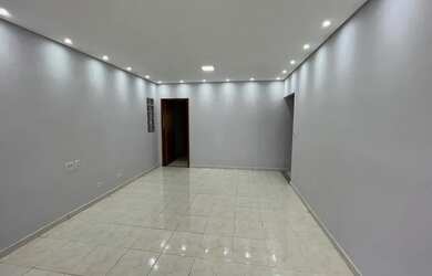 Imagem: A casa possui 3 Dormitórios, 2 Banheiros, 1 Vaga na garagem