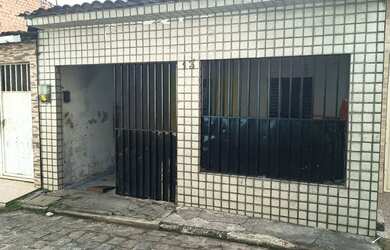 Imagem: A casa possui 3 Dormitórios, 1 Banheiro, 1 Vaga na garagem