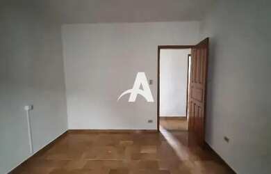 Imagem: A casa possui 3 Dormitórios, 1 Banheiro, 2 Vagas na garagem