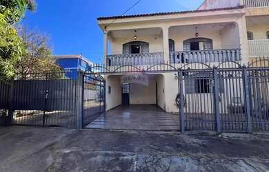 Imagem: A casa possui 4 Dormitórios, 3 Banheiros, 5 Vagas na garagem