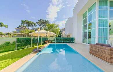 Imagem: A casa em condomínio possui 4 Dormitórios, 5 Banheiros, 4