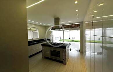 Imagem: A casa possui 3 Dormitórios, 4 Banheiros, 5 Vagas na garagem