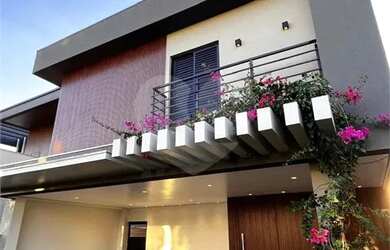 Imagem: A casa em condomínio possui 4 Dormitórios, 3 Banheiros, 4