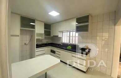 Imagem: A casa possui 5 Dormitórios, 2 Banheiros, 2 Vagas na garagem