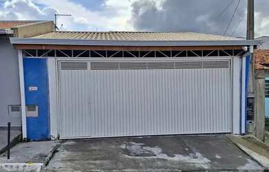 Imagem: A casa possui 2 Dormitórios, 1 Banheiro, 2 Vagas na garagem